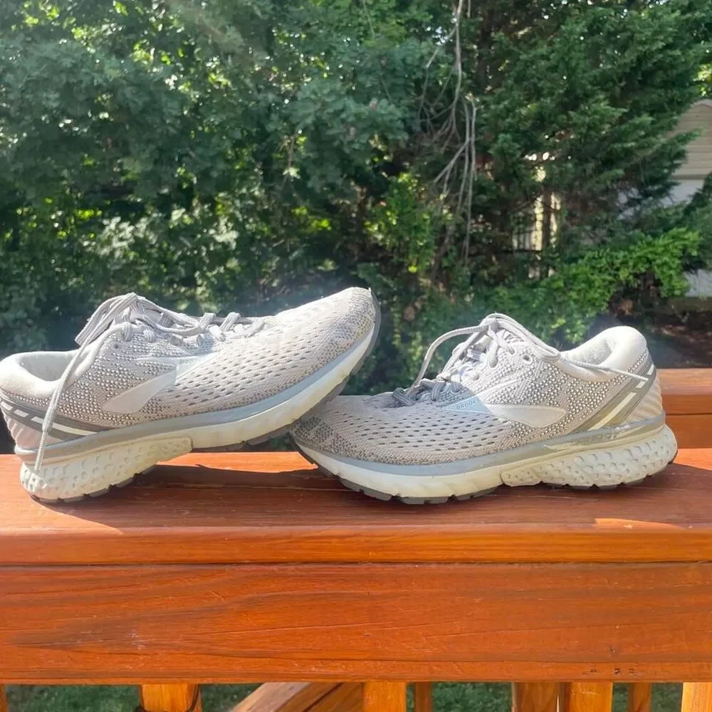 Brooks Women's 8.5 Grey and Silver Sneakers